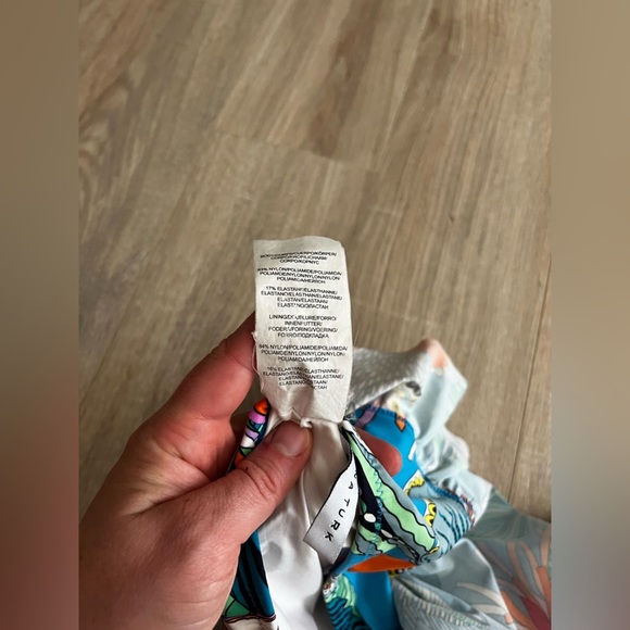 Trina Turk Pacific Tahiti Tropical Leaf Ruffle Bandeau Bikin Top - Size 8 - Picture 6 of 8